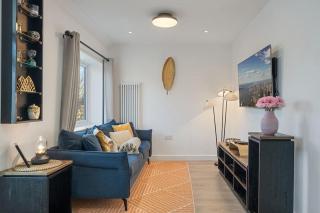 Newly Refurbished 2 Bed Flat - 4
