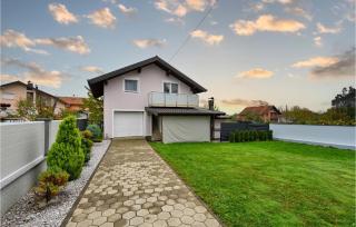 Gorgeous Home In Dugo Selo With Private Swimming Pool, Can Be Inside Or Outside - 3