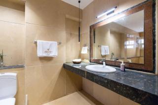 Signature Stays Artistic Modern Apt - 5