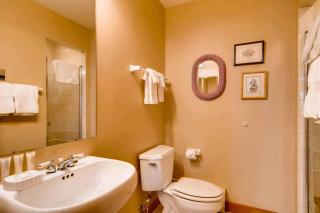 Highlands Lodge 201 by East West Hospitality - 9