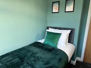 Stoneleigh Retreat 4BR Entire Home - 2