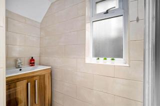 Harborne House, Perfect for Contractors & Families, sleeps 8 - 2