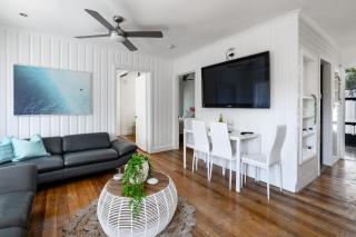 Orton Blue- Beachside getaway for 4, Pets welcome, Aircon, Park and walk to everything! - Ocean Grove - 0