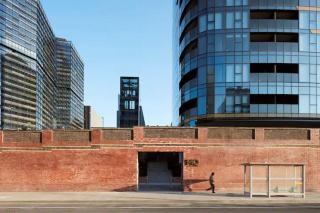 Stylish 2BR Docklands Apartment with Pool & Gym - 8