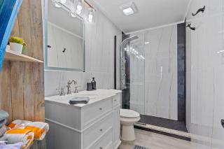 Newly renovated, cozy 2 bedroom - Englewood - 3
