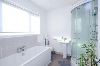 Love Deluxe Queen Bedroom Manchester - Middleton - 4