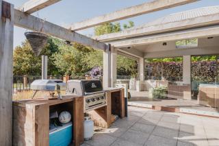 The Grand Escape - Pool Hot Tub & Outdoor Dining - Wigram - 9