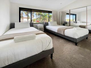 Family Getaway Opposite Warilla Beach - 2