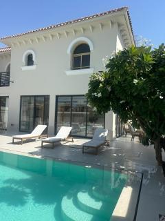 Luxurious Villa 5BHK with Pool BBQ and Full Time Housemaid Assistance - live in - Dubai - 0