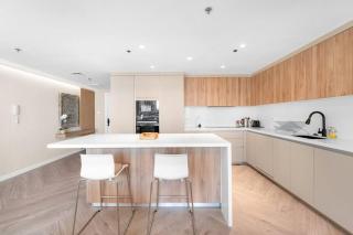 Vibrant 2BR Escape with Pool & Gym - Dubai - 7