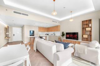 Vibrant 2BR Escape with Pool & Gym - Dubai - 6