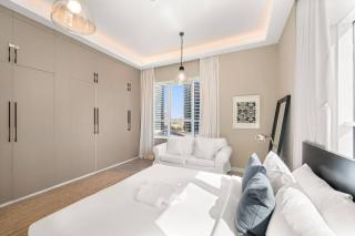Vibrant 2BR Escape with Pool & Gym - Dubai - 3