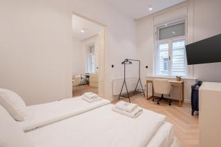 Prestige Elegant 3-BDR Apartment - Budapest - 3
