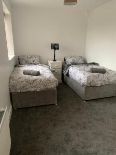 8 Bedroom Contractors House - Sheffield - 2