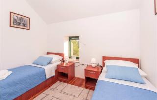 3 Bedroom Amazing Home In Vid - 9