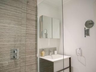 Stylish Sanctuary with Garden Oasis - London - 1