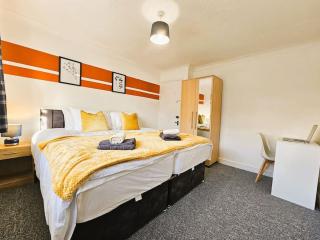 High Wycombe Contractor's delight - sleeps 12 - Buckinghamshire - 0