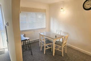 High Wycombe Contractor's delight - sleeps 12 - Buckinghamshire - 3