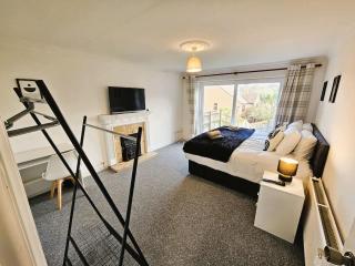 High Wycombe Contractor's delight - sleeps 12 - Buckinghamshire - 2