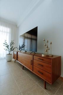 Elegant 1BR Retreat with Ocean Views, Palm - 3