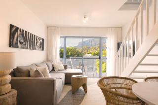 Four Peaks Duplex - 4 Sleeper with Mountain Views, Balcony and Pool in Hout Bay Beachfront - 2
