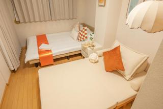 Higashi-Nakano 203 train 2 stops to Shinjuku ,up to 3 people - 4