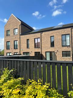 Wee Townhouse, 3 Beds with Free Parking, Wifi & Ethernet Connection - Glasgow - 0