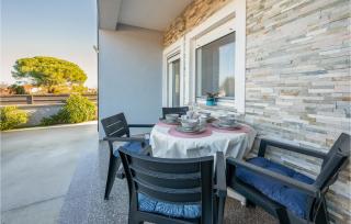 1 Bedroom Cozy Apartment In Valbandon - Valbandon - 9
