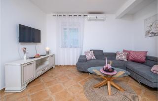 1 Bedroom Cozy Apartment In Valbandon - 8