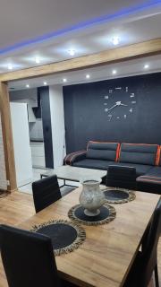 Ekskluzywny Apartament w Centrum z Klimatyzacją i Balkonem - 1