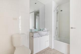 Luxe 2-Bed Apartment with River Views Near Casino - Melbourne - 1