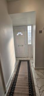 BSE Homes & Properties Ltd 4-Bedroom Home, Harlow , with Parking sleeps 6 - Great Parndon - 9