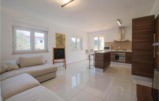 Two-Bedroom Holiday Home In Liznjan - 8