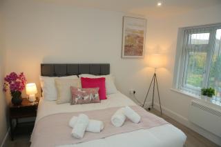 Luxury Private Ensuite and Kitchenette Room Near Luton Airport 4 Min Drive - 1
