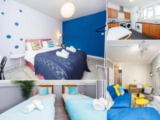 Spacious 2-Bedroom Apartment with Terrace, Garden Views & Free WiFi Near Olympic Stadium - London - 9