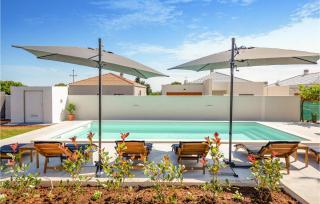 4 Bedroom Pet Friendly Home In Sikici - 1