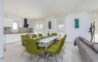 4 Bedroom Pet Friendly Home In Sikici - 7