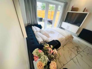 Three bedroom house - Harlow - 7