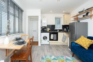 Central 1 Bedroom Home, Free Parking, Sleeps 4, near University - 9