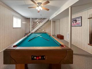 Cozy Cabin w Fire Pit, Hot Tub, Deck, & Pool Table - Berkeley Springs - 6