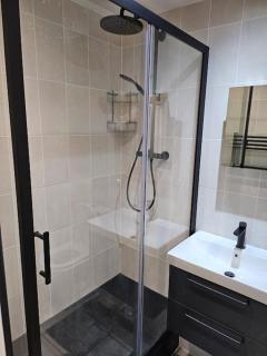 Spacious and Modern Two Bedroom Two Bathroom Flat with Secure Parking - Edgware - 3