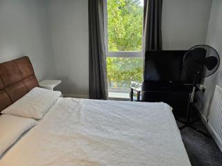 Spacious and Modern Two Bedroom Two Bathroom Flat - Edgware - 1