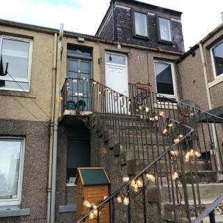 Spacious 2-Level Home by the Beach & Transport - 9