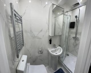 London Kings Cross Room w Bath - 5