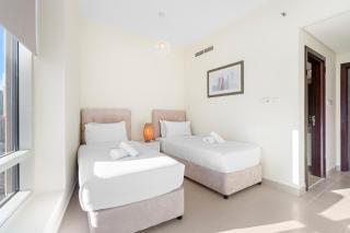 Prime 2BR with Balcony & Full Burj Khalifa Views - Dubai - 5