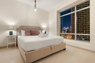 Prime 2BR with Balcony & Full Burj Khalifa Views - Dubai - 2