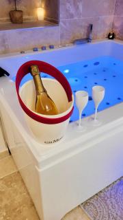 - LA SUITE DELOS - JACUZZI 2 PLACES - CENTRE VILLE A PIED - LIT QUEEN SIZE - PARKING PRIVÉE - WIFI - City Center within walking distance - - 7