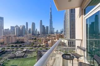 Prime 2BR with Balcony & Full Burj Khalifa Views - Dubai - 9