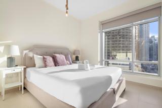 Prime 2BR with Balcony & Full Burj Khalifa Views - Dubai - 7