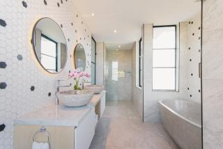 Stylish 4Bed Luxury Villa with Private Pool Access - Canggu - 4